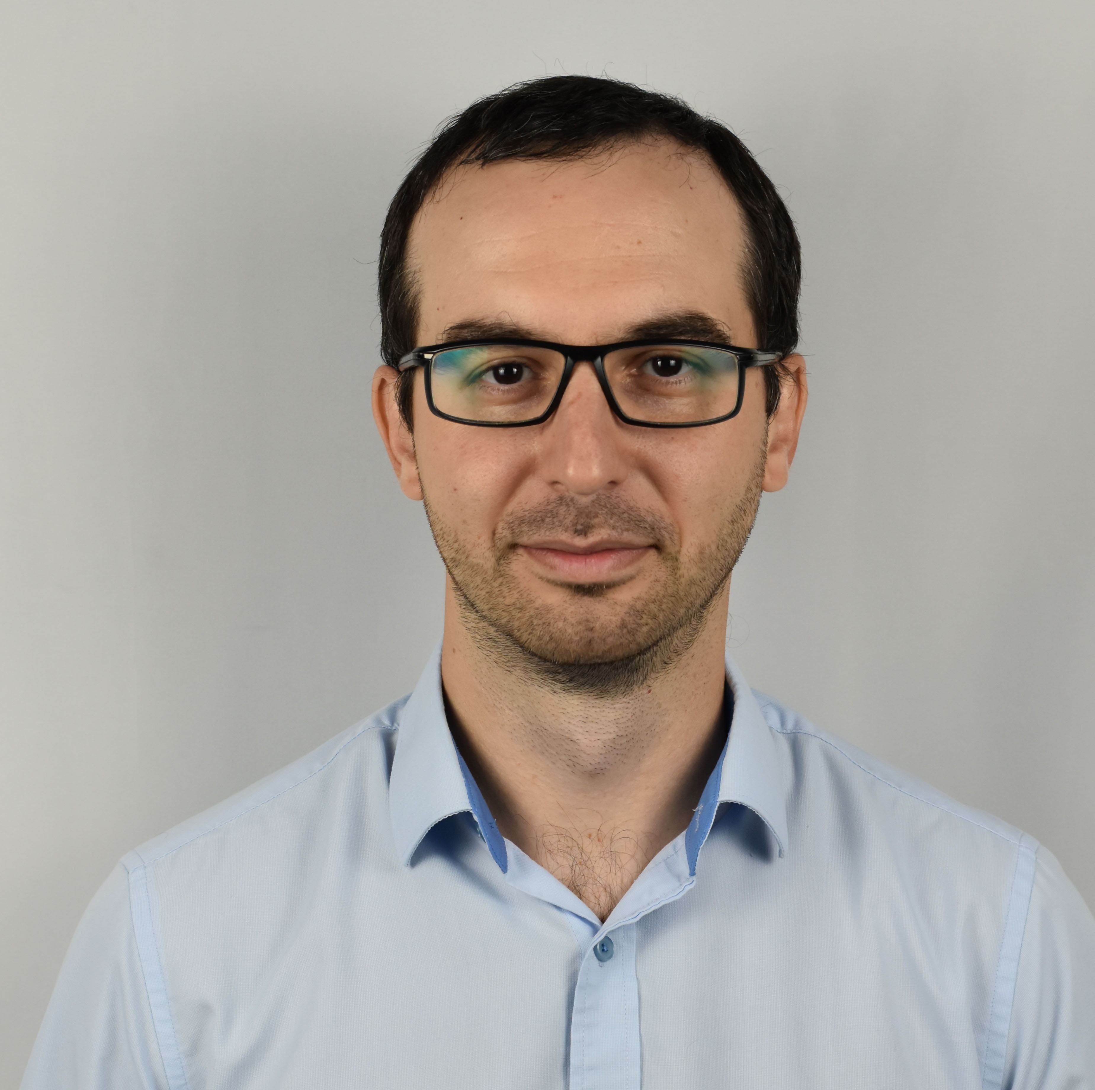 Artur Varvashin Headshot-Picsart-CropImage (7)